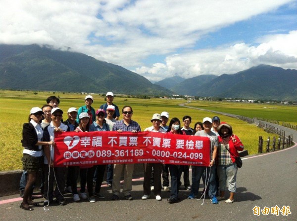 乾淨選風，台東地檢署檢察長黃玉垣（圖中）帶隊前往伯朗大道宣導反賄選。（記者陳賢義攝）