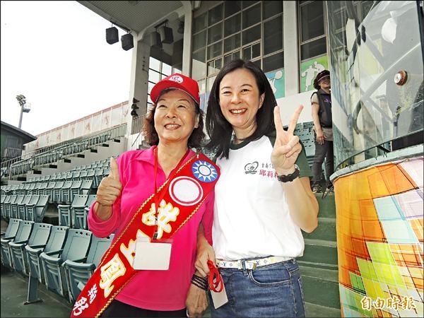 南市中西區邱莉莉與洪玉鳳競選連任，完成抽籤等於形成「同額競選」成功。（記者洪瑞琴攝）