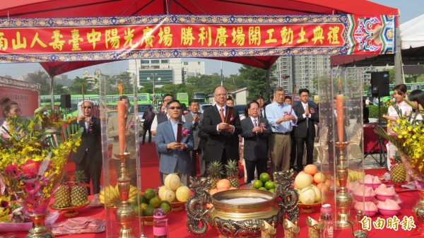 台中市東區重大投資之一「陽光廣場」、「勝利廣場」，昨由市府蔡副市長與南山人壽公司舉行動土儀式。（記者楊政郡攝）