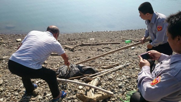 桃園縣大溪鎮阿姆坪碼頭生態公園附近，有民眾報案看到「浮屍」，經警察、消防搜尋後，才發現是「狗屍體」，虛驚一場。（記者林子翔翻攝）