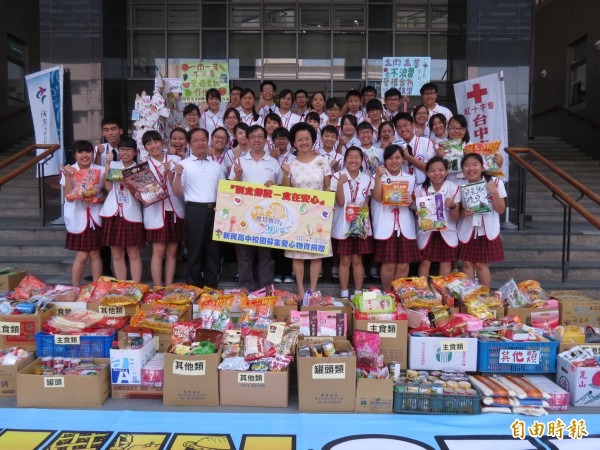 新民高中學生發起「剩食傳說」，捐家中多餘食品給食物銀行。（記者蘇孟娟攝）