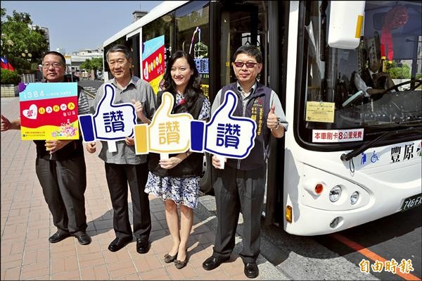 台中市客委會推出公車客語語音播放系統，明年四月將達到百分百。（記者李忠憲攝）