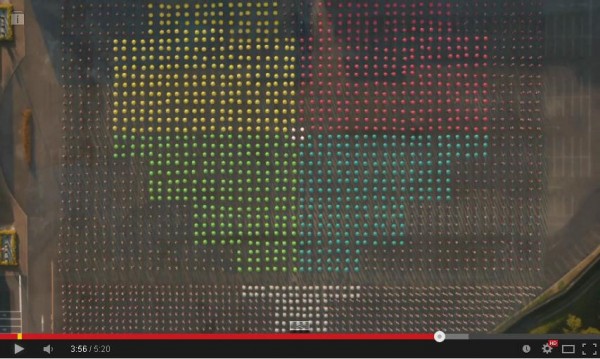 OK Go的MV總是讓人驚豔，這次更是在空中拍攝，讓2328位舞者拿著雨傘大玩「視覺創意」，宛如巨型的LED燈看板，極度壯觀又超大陣仗！（圖擷自YouTube）