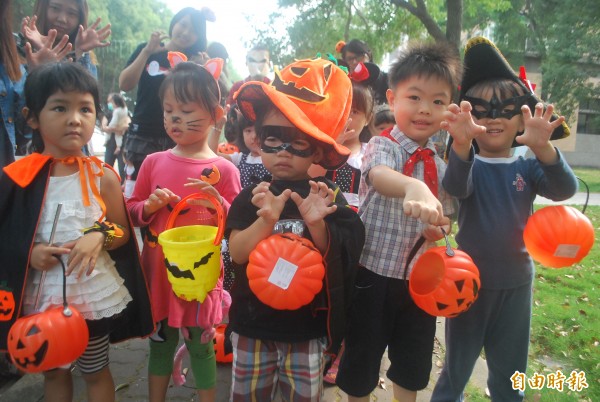 家扶慢飛天使與環球幼兒園小朋友齊喊：「不給糖就搗蛋。」（記者詹士弘攝）