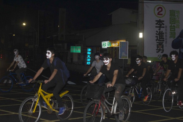 雲林科大學學生百鬼夜騎，呼籲民眾尊重腳踏車路權。（圖由民眾提供）