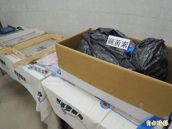 警方起獲麻黃鹼50公斤、大型塑膠桶、麻黃鹼50公斤、電子磅秤、塑膠袋、篩子、犯罪用手機等大批贓證物。(記者邱俊福攝) 警方起獲麻黃鹼50公斤、大型塑膠桶、麻黃鹼50公斤、電子磅秤、塑膠袋、篩子、犯罪用手機等大批贓證物。(記者邱俊福攝)