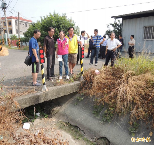 市議員林燕祝（左三）要求水利會人員，近期內改善安全警示標誌不足之處。（記者林孟婷攝）