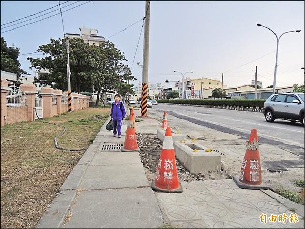 斗南僑真國小校門口人行道路面殘破、凹凸不平，學生上下學行走困難，有安全之虞。（記者黃淑莉攝）