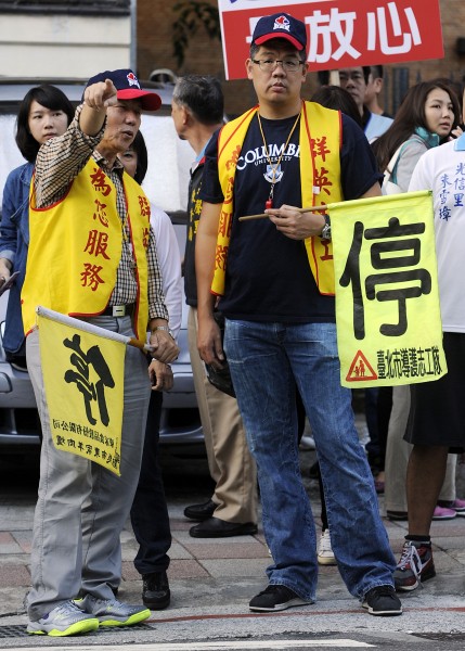 國民黨台北市長候選人連勝文（右）昨晚到大安區成功國宅Long Stay，今日一早就到復興南路二段151巷與大安路口擔任導護志工，臉上帶著滿滿睡意。（記者陳志曲攝）