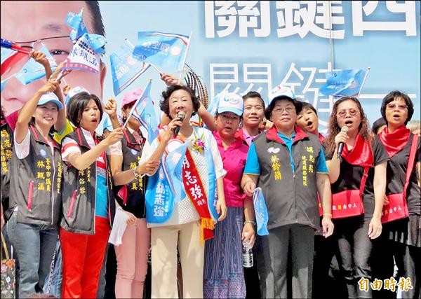 國民黨台中市長候選人胡志強夫人邵曉鈴（左四）常以歌聲幫胡志強輔選。（記者張菁雅攝）