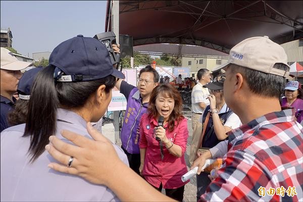 國民黨新北市議員候選人林富子與抗議議員隔空對嗆。（記者張安蕎攝）