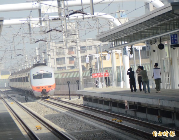 員林鎮鐵路高架化完工，乘客上2樓月台上車。（記者顏宏駿攝）