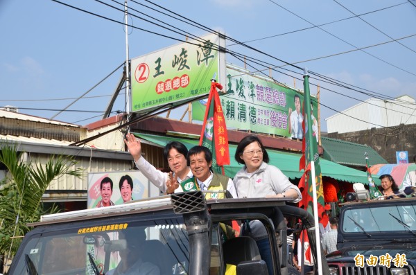 「英賴合體」陪同王峻潭掃街拜票，兩大天王攜手搶救南市山區議員選情。（記者吳俊鋒攝）