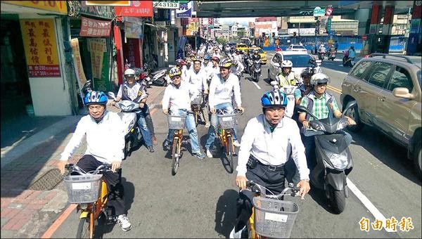 議員候選人張瑞山（前右）會同交通局副局長鍾鳴時（前左）騎YouBike推廣綠色運輸。（記者林郁姍攝）