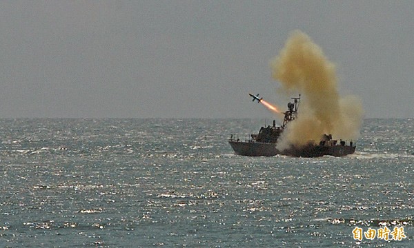 圖為海鷗級飛彈快艇發射雄風一型反艦飛彈。（資料照，記者簡榮豐攝）