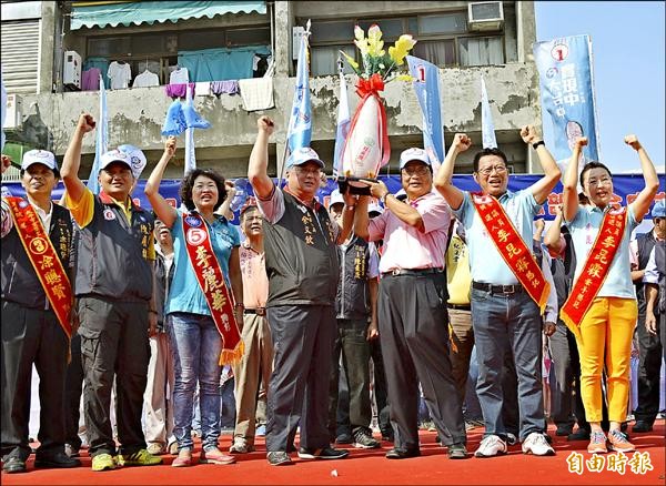 胡志強（右三）成立太平競選總部，主任委員余文欽（右四）送上好采頭。（記者陳建志攝）