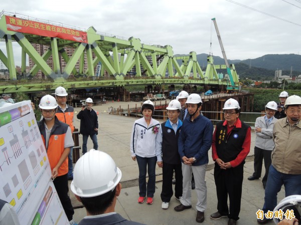 汐止新社后橋捷運共構工程造成鄰損，被民眾抗議。（記者翁聿煌攝）