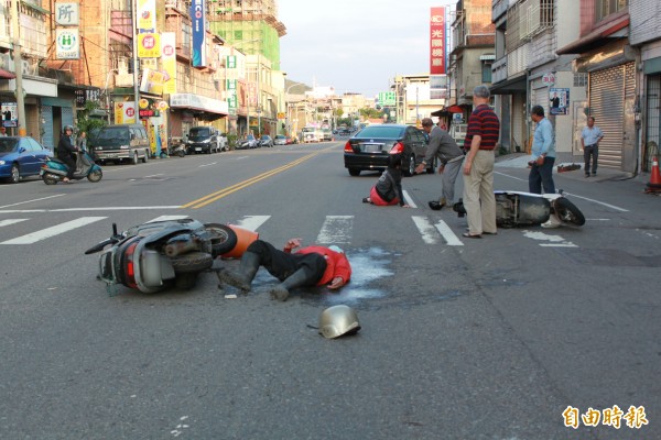 兩名長者騎機車相撞後，居民趕緊外出關切。（記者鄭鴻達攝）