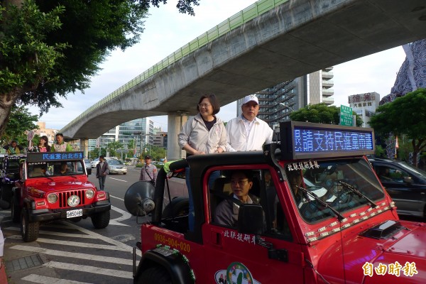 蔡英文今天到內湖南港掃街時表示，任何對元首不禮貌的評論，都不能夠接受。（記者游蓓茹攝）