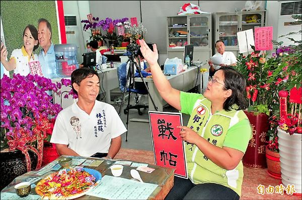 邱名璋透過競選總幹事李涂怡娟（右）向林亞蒓下戰帖，但被林亞蒓的特助戴全厚（左）當場拒絕。（記者李立法攝）