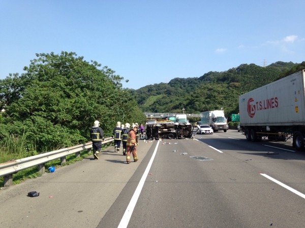 貨車翻覆國道三號南下外側車道（記者余衡翻攝）