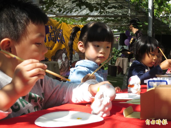 南投縣葡萄節週六登場，宣傳記者會還邀請幼園學童彩繪風鈴，小朋友認真專注的神情讓現場嘉賓直呼可愛。（記者劉濱銓攝）