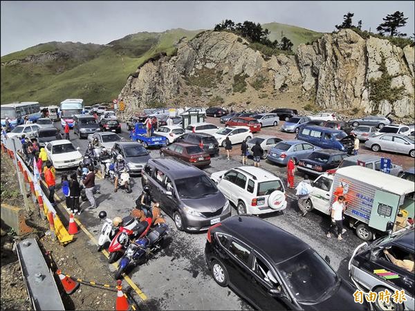 連續假日，觀光車潮塞在台14甲線武嶺路段，宛如大型停車場。（記者佟振國攝）