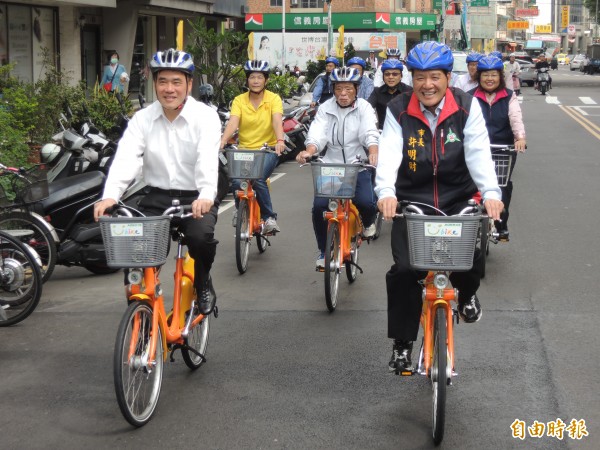 台北市長郝龍斌與新竹市長許明財共推城市單車運輸系統，竹市將推出Wind-Bike的系統，先期設10個站，讓市民得以騎單車悠遊竹市。（記者洪美秀攝）