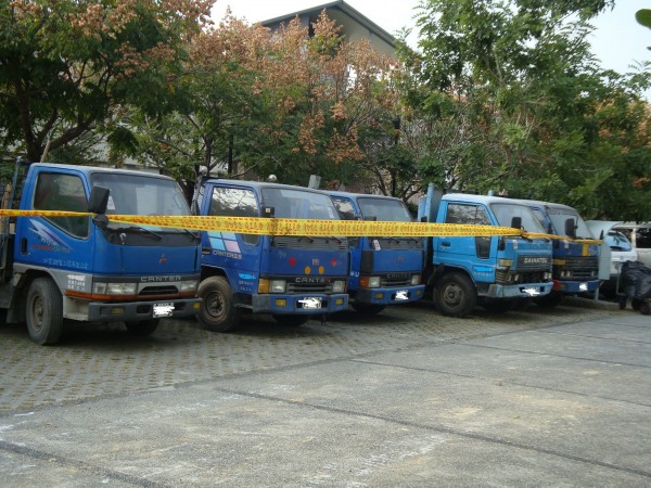 行政執行署屏東分署查扣積欠國稅的旭登公司名下貨車、壓路機等機具。（記者李立法翻攝）