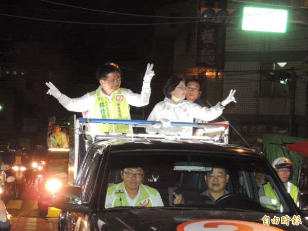 蔡英文陪同林佳龍在清水區以車隊掃街拜票。（記者歐素美攝）