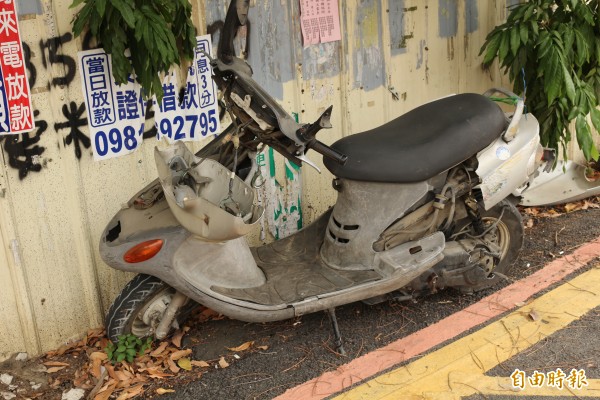 機車與火車擦撞，幾乎全毀。（記者詹士弘攝）