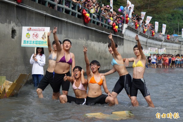 彰化縣二水跑水節也比創意，比基尼反串秀獲全場掌聲。（記者劉曉欣攝）