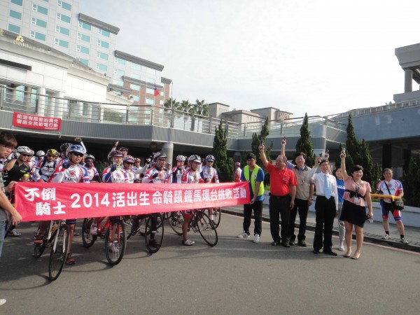 抗癌勇士挑戰自行車環台活動，今抵達台南市府站。（記者王俊忠翻攝）