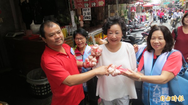 邵曉鈴（右二）到向上市場拉票，有攤商送蒜頭祝「凍蒜」。（記者蘇金鳳攝）