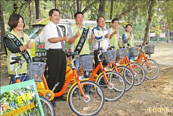 南投市長候選人張永興（左三）在立委蔡煌瑯（左二）和前立委湯火聖（右三）等人背書下，發表U-bike政見。（記者陳鳳麗攝）