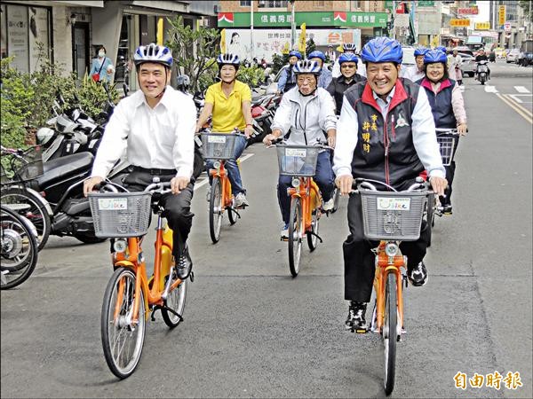 台北市長郝龍斌與爭取連任的新竹市長許明財在新竹市一起騎單車，將推動竹市Wind-bike，希望複製台北市U-bike的成功經驗。（記者洪美秀攝）