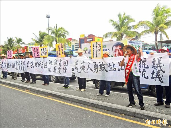 花蓮縣議員候選人康木樹到花蓮站前抗議新自強號取消優惠。（記者王錦義攝）