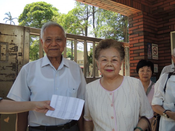 柯媽對於柯文哲昨日表現，表示「不知道要打幾分啦，但表現很實在」，還說柯文哲「不說毫洨話」。左為柯爸柯承發，右為柯媽何瑞英。（資料照，記者洪美秀攝）