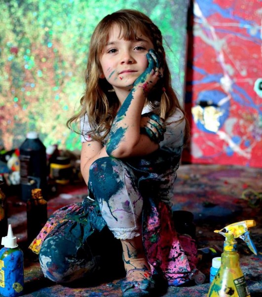 澳洲一位7歲小女孩Aelita Andre，9個月大就已經開始畫畫。（圖片擷取自adaymag.com）