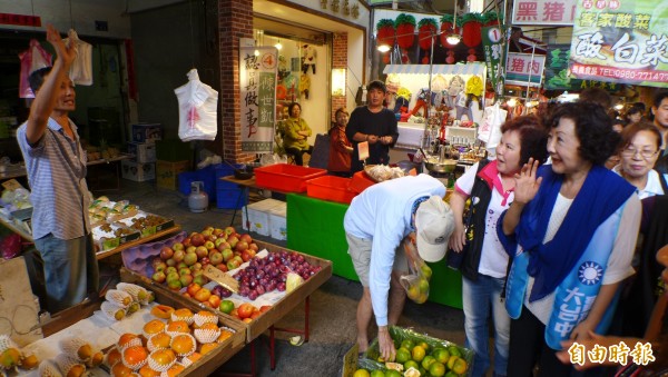 邵曉鈴赴自強市場拜票，有攤商拒絕握手怒嗆「叫胡志強來再握」。（記者俞泊霖攝）