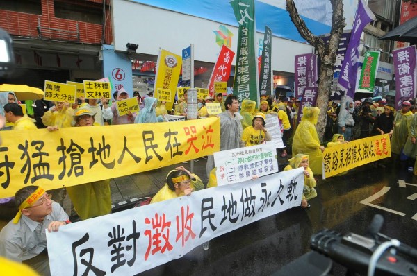 秋鬥團體今天走上街頭。（記者王敏為攝）