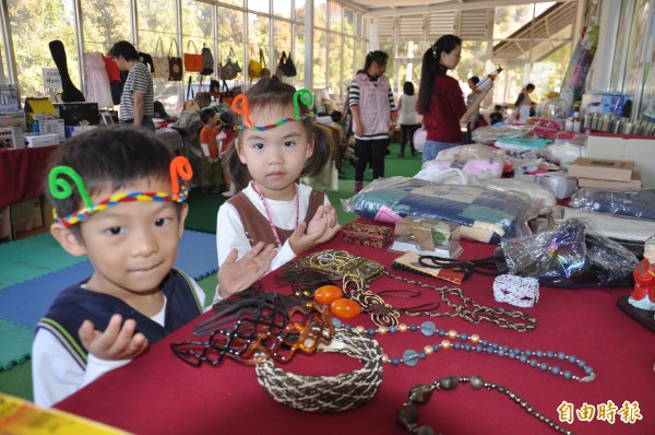 幼兒園也利用中午及放學時刻，讓小朋友當小老闆顧攤，甚至到鄰近社區招攬生意，學習關懷付出。（記者彭健禮攝）