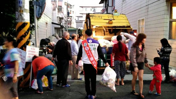 苗栗縣議員候選人陳光軒，採用新穎的追垃圾車方式，在服務民眾的同時也深入各里拜票。（圖由陳光軒競選團隊提供）