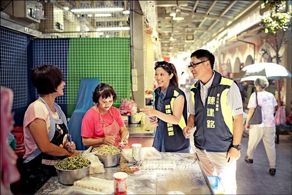 陳思宇（右二）和陳建銘跑行程，支持者們印象深刻。（陳思宇提供）