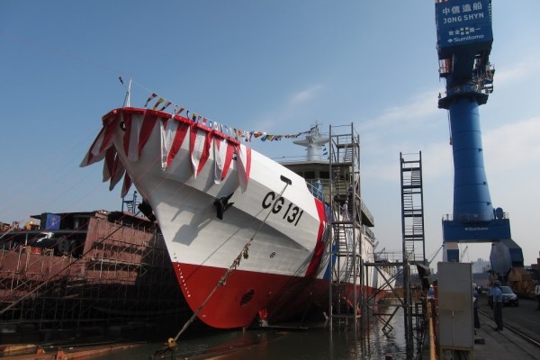 海巡署執行「強化海巡編裝發展方案」中，規劃建造4艘1000噸級巡防救難艦，圖為其中第一艘「苗栗艦」（CG131）。（資料照，記者黃建華攝）