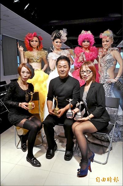 黎明技術學院化妝品應用系老師彭瑞華（前排左一）和張文嫙（前排右一），參加亞太盃美容美髮比賽獲得4獎。（記者郭顏慧攝）