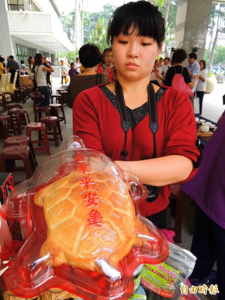 2014龜王觀光文化祭本週六（15日）於六龜高中舉行，高雄市民政局長曾姿雯、 六龜區長宋貴龍於四維行政中心邀請民眾上山品嚐豆沙龜（如圖）等特產。（記者黃旭磊攝）