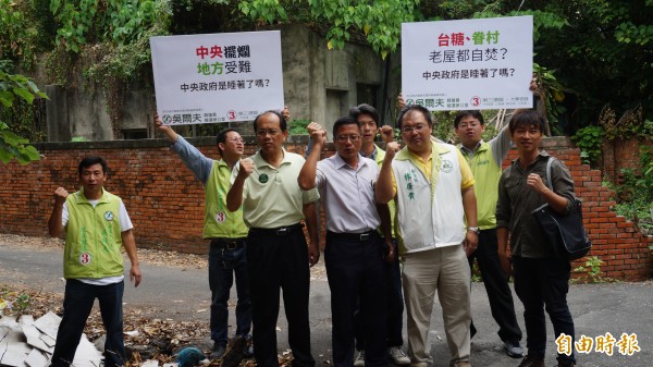 虎尾建國眷村頻頻發生火災事件，雲林縣議員候選人吳爾夫（前排右三）等人要求中央重視。（記者廖淑玲攝）