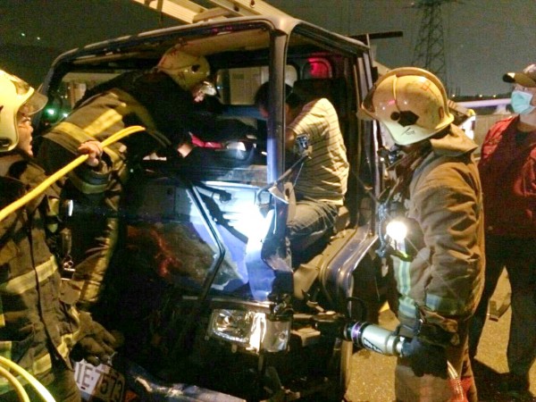 黃姓男子不慎追撞前車，左腳遭車體夾住，受困車內。（記者曾健銘翻攝）