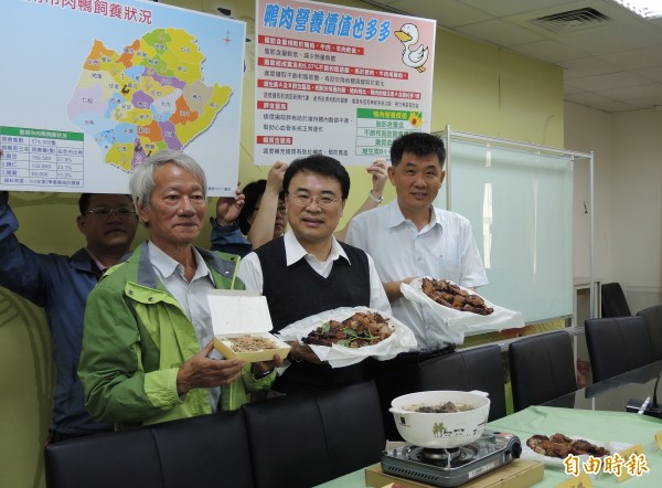 南市為國內肉鴨養殖主要區域，農業局副局長郭伊彬（中）協助養鴨戶推廣冬令薑母鴨進補。（記者王涵平攝）